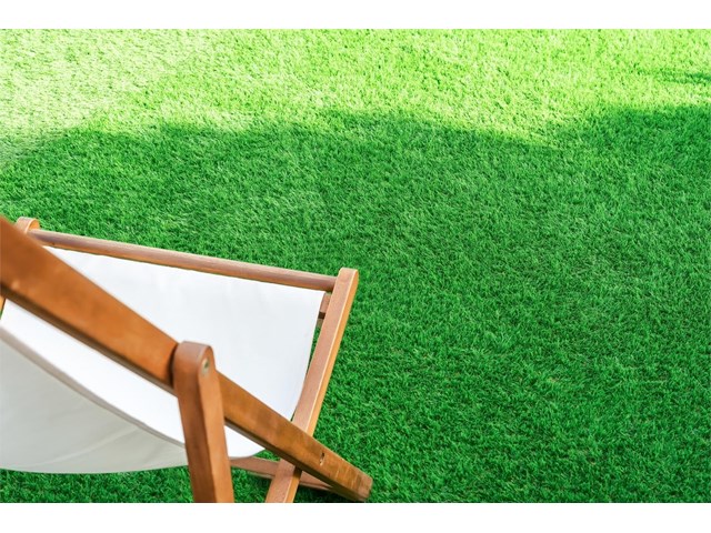 Consejos para el cuidado del césped en verano